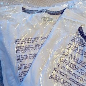 Men’s old navy BNWT basic white vneck tee. SIZE L